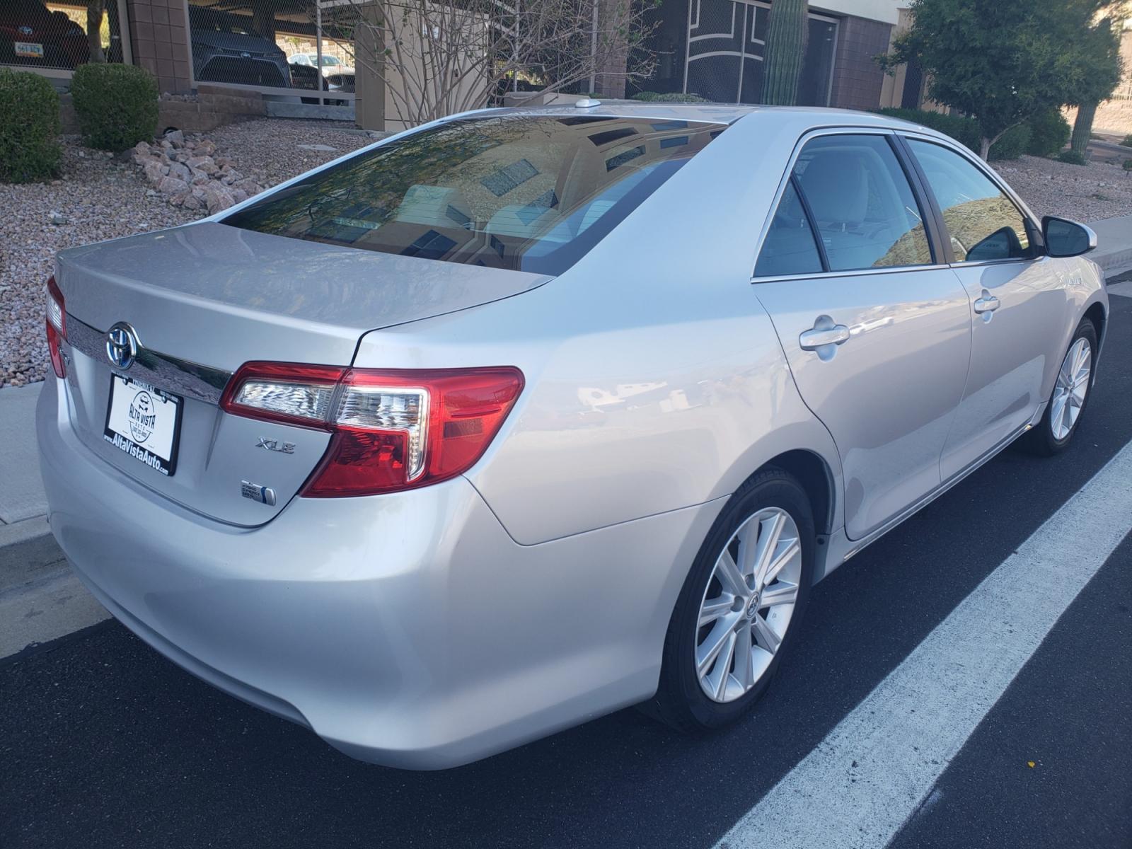 2014 /gray and black Toyota Camry Hybrid lx (4T1BD1FK3EU) with an 3.5L V6 DOHC 24V engine, 5-Speed Automatic transmission, located at 323 E Dunlap Ave., Phoenix, AZ, 85020, (602) 331-9000, 33.567677, -112.069000 - 2014 Toyota Camry Lx,......... A Must See!! No accidents. cold AC. the car is gorgeous inside and out. power windows, power door locks, Touch screen Stereo/CD player, phone sync, Bluetooth, backup camera, satellite compatible, navigation, Clean gray and balck interior with beautiful gray leather sea - Photo #3
